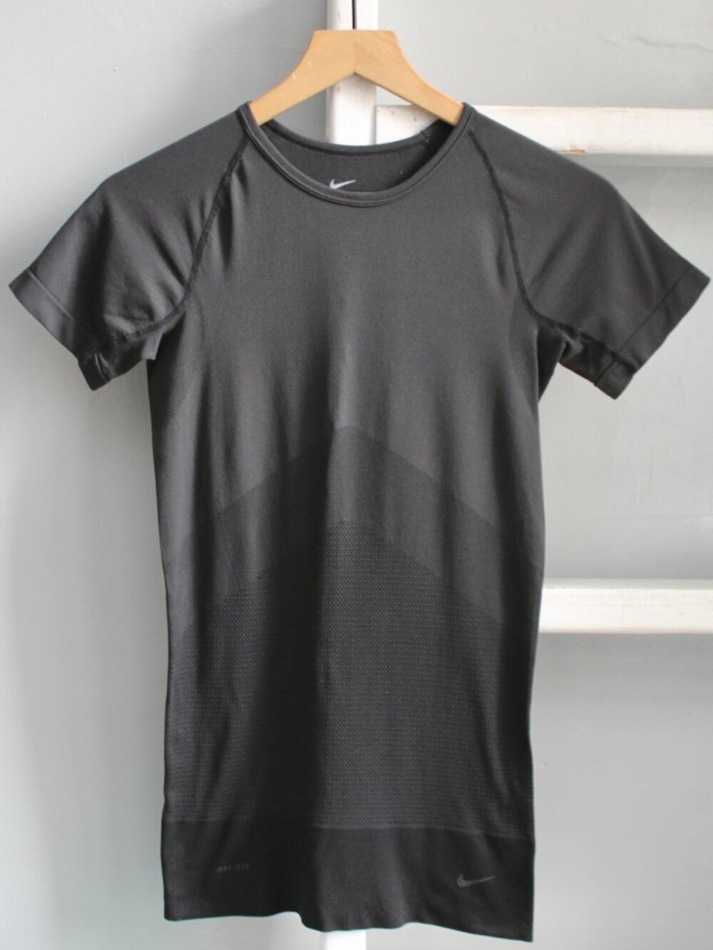 Nike Dri-Fit Black Slim Short-Sleeve Training Nylon Shirt Women's Size Small